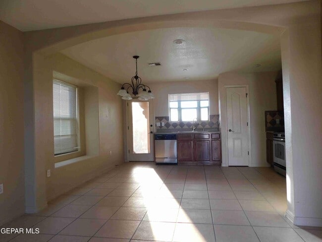 Photo - 4529 Hugo Reyes St