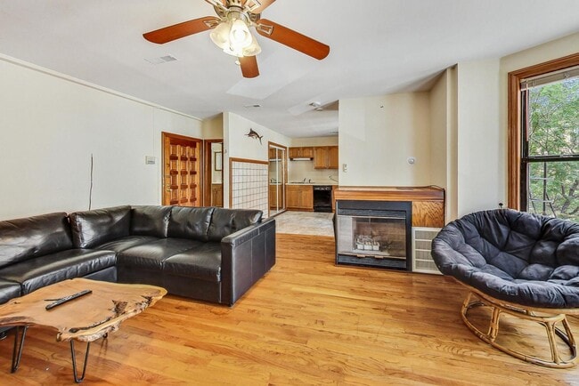 Photo - 838 N State St Unidad 2