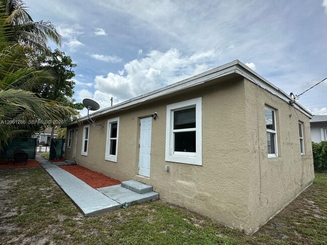Building Photo - 728 SW 6th St Unit 2