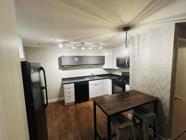 Building Photo - 22 7th Ave