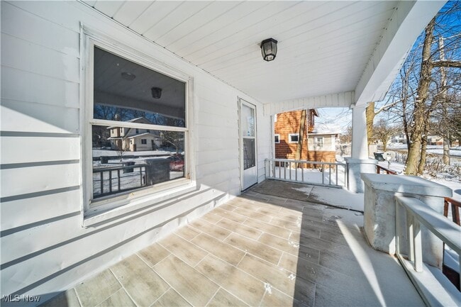 Building Photo - 702 Grace Ave