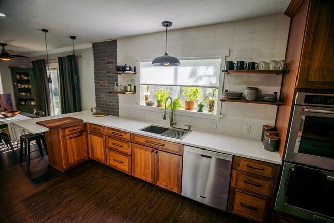 Photo - 1061 E 800 S