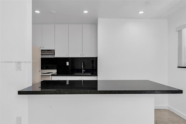 Photo - 559 SW 10th St Unit 4