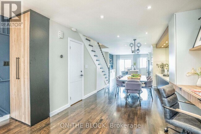 Photo - 49 Leslie St