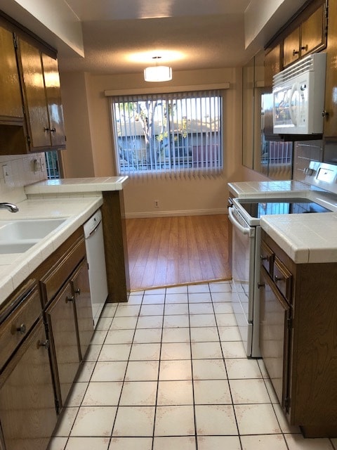 kitchen - 5353 Yarmouth Ave Unit 202