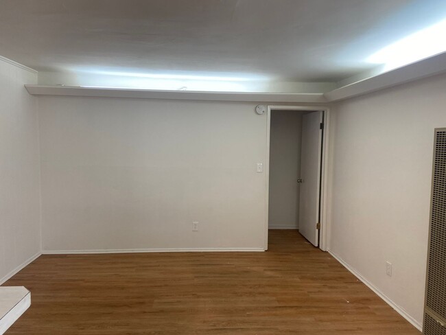 Photo - Randall Apartments Unidad D