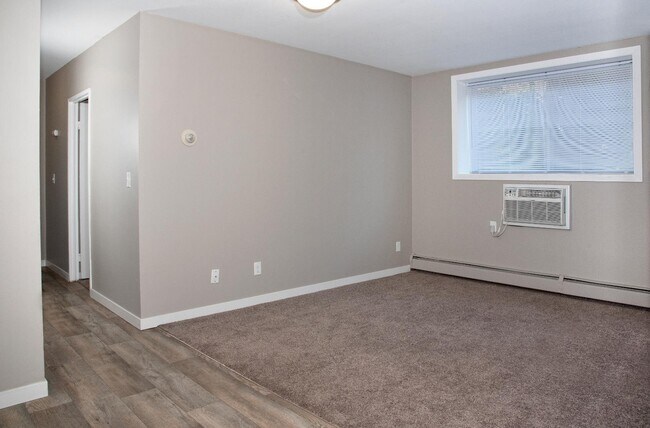 Photo - 410 6th St SE