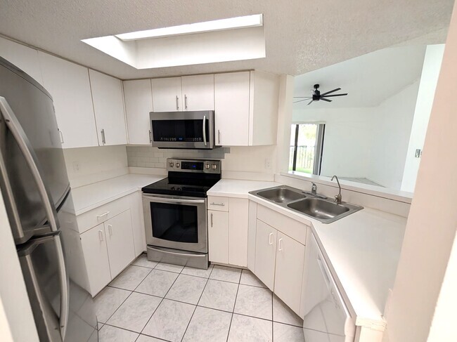 Building Photo - 9705 SW 138th Ave Rental