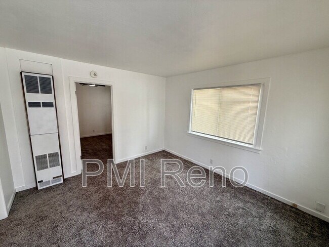 Photo - 816 W 1st St