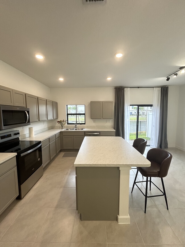 Photo - 876 NW 3rd Way