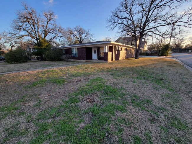 Building Photo - Bryan - 3 bed/ 2 bath / 2 car garage house with fenced back yard, near Texas A&M