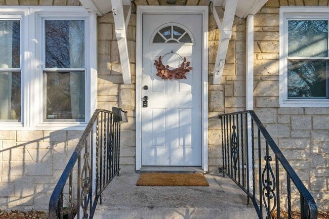 Inviting covered front stoop - 4538 Colfax Ave N House