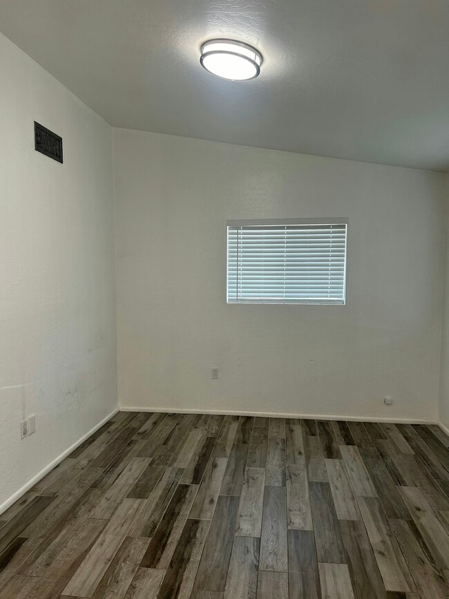 Photo - 290 N Hamilton St
