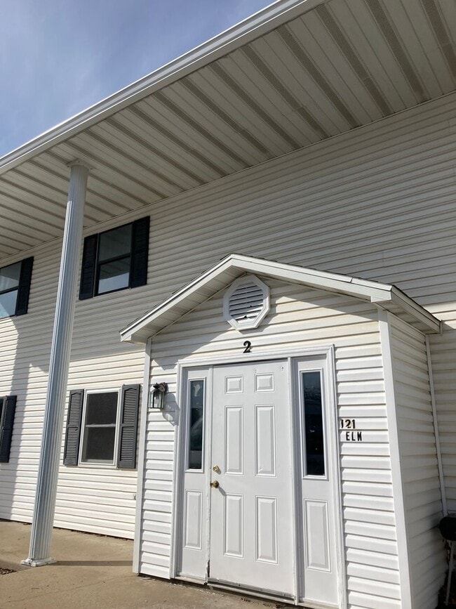 Building Photo - 121 Elm St Unit 121 Elm St #2