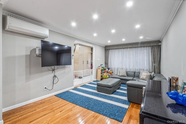 Photo - 95-25-95-67 67th Ave