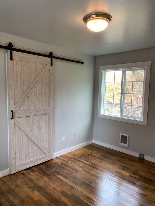 Photo - 3 Bedroom House Available in Astoria!
