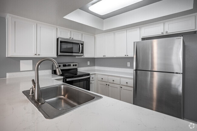 2BR, 2BA - 952SF - Kitchen