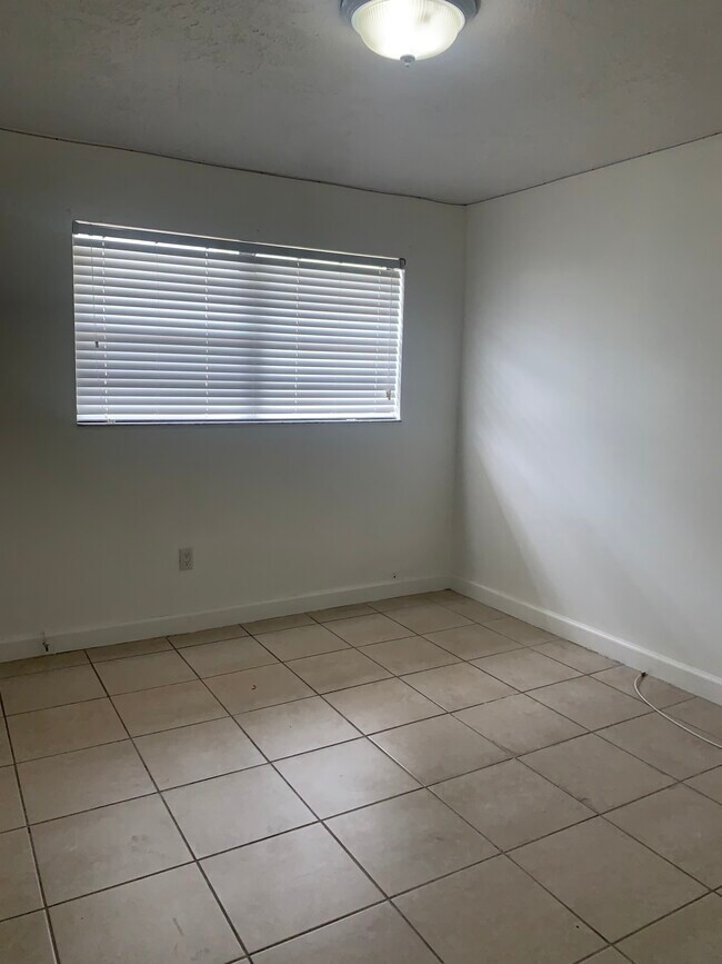 Photo - 2261 W 53rd St Unidad #9