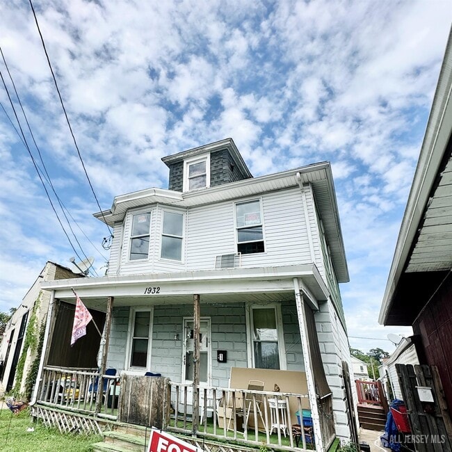 Photo - 1932 Chambers St
