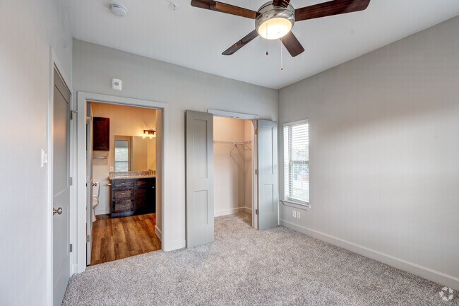 2BR, 2BA - 1140SF