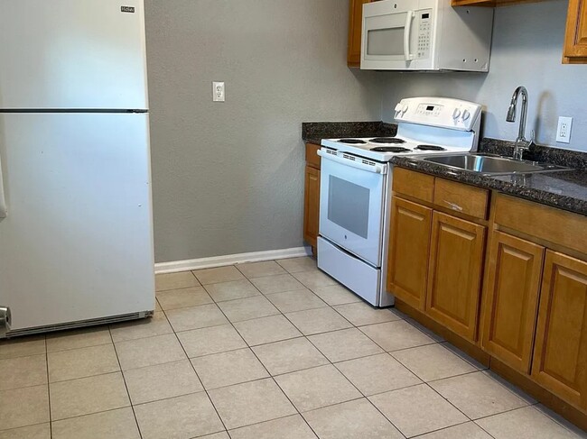 Hedgerow Apartment - Utilities Included