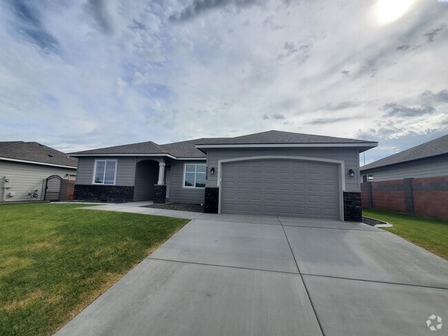 Building Photo - FOR RENT APPLE VALLEY ESTATES Rental