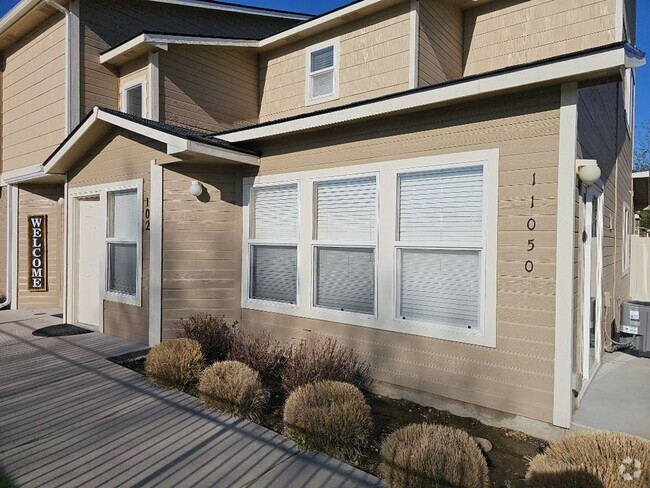 Building Photo - Nice 2 bedroom, 2 bath condo in a fabulous... Unit 102