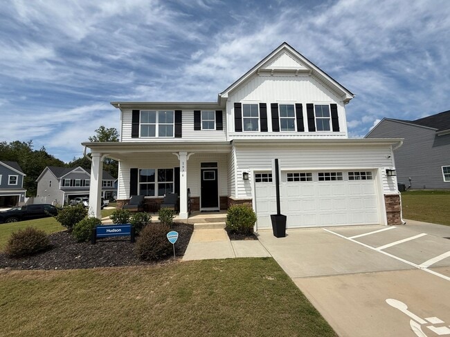 Building Photo - Never loved in Model Homes