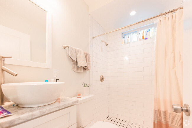 Building Photo - 25 Pleasant St Unit 1 Rental