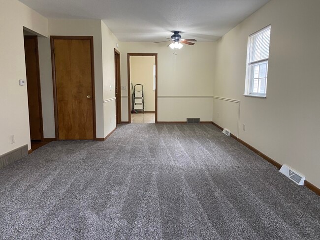 Building Photo - 3933 Clareridge Dr Unit #1 Lower