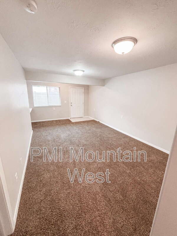 Photo - 208 Lyman Ln