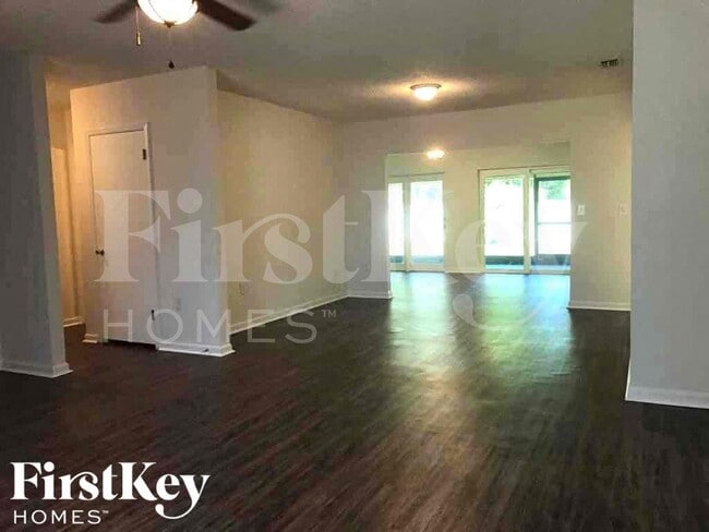 Photo - 833 Weeburn St