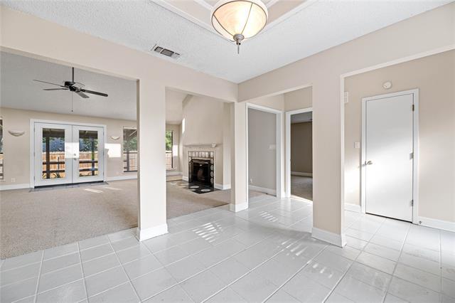 Photo - 2001 Oak Creek Dr House