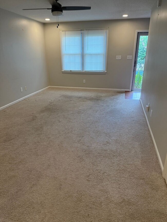 Photo - 911 Nottingham Dr