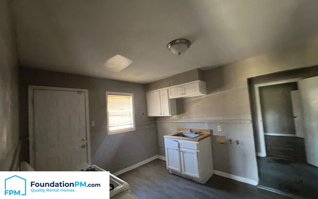 Photo - 2332 E Warren St