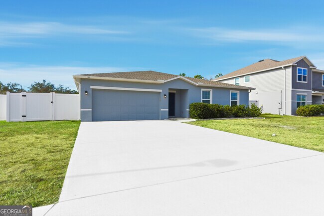 Photo - 131 College St