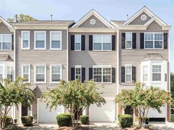 Building Photo - Lovely townhouse in fantastic Durham locat...