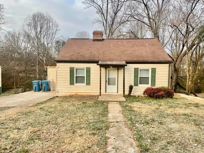 Photo - Welcome to this charming 2-bedroom, 1-bathroom home located in the vibrant community of Hickory, NC.