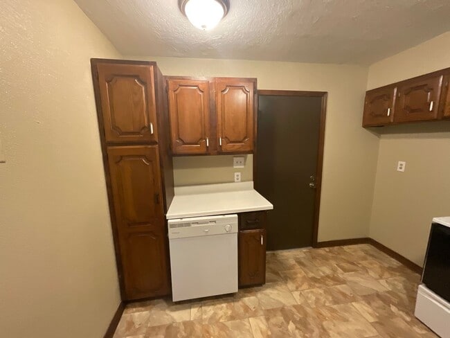 Photo - Spacious 3 bed, 1 1/2 bath, 1 car garage w...