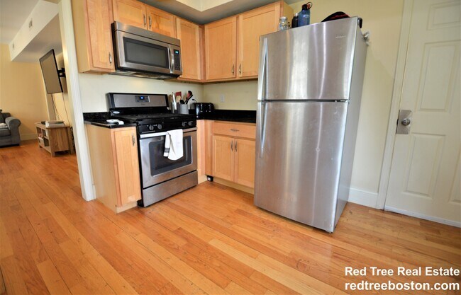 Building Photo - 74 Brooks St Unit 2