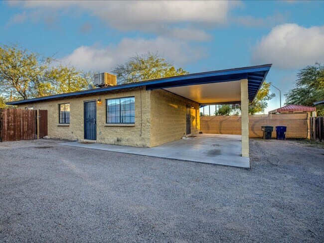 Photo - 3 Bedroom 2 Bathroom Near UofA!