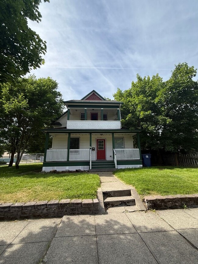 Building Photo - Large 4 Bed House with Fenced Yard