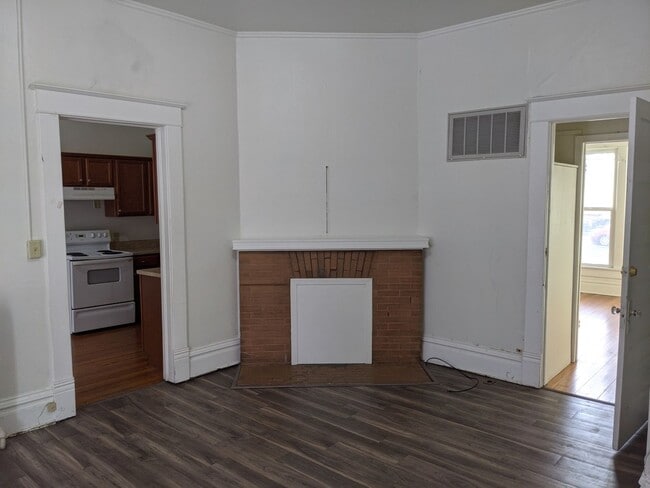 Photo - AVAILABLE NOW! 4-bedroom, 2-bath house across from Kinnick! Unit 727-M