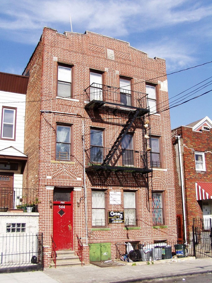 Photo - 544 Linwood St Apartments