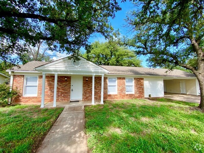 Building Photo - Newly remodeled 3 bedroom 2 bath COMING SOON! Rental