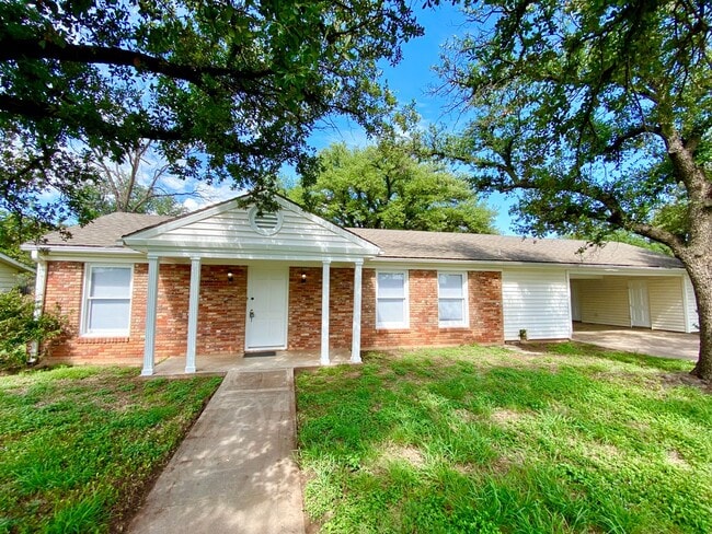 Newly remodeled 3 bedroom 2 bath COMING SOON! - Newly remodeled 3 bedroom 2 bath COMING SOON! House