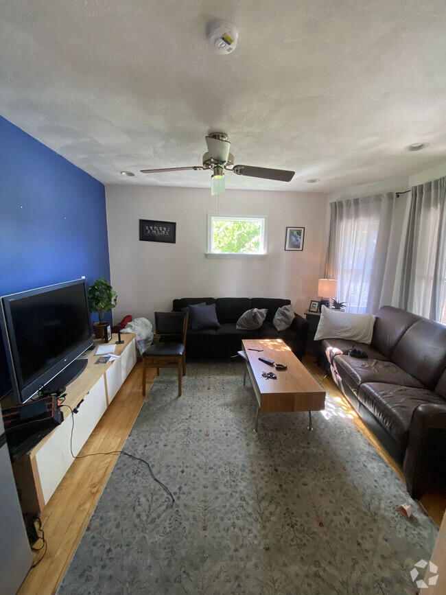 Building Photo - 120 Windsor Rd Rental