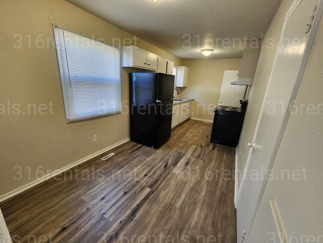 Photo - $1050 - 4 bedroom / 1 and a half bathroom ...