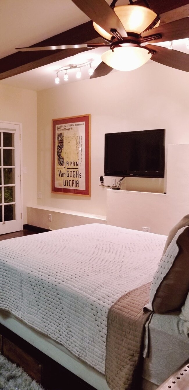 TV with Cable - 1331 Willow St Unit Bayside Studio