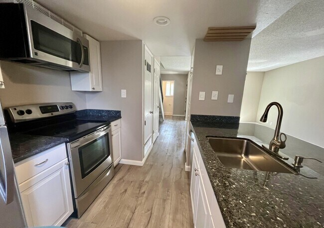 Photo - 5472 Roundtree Pl